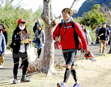 　練習を終え、引き揚げる中田