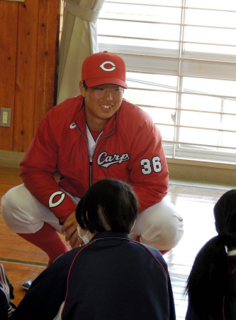 生徒たちと交流する広島・塹江＝日南市の日南くろしお支援学校
