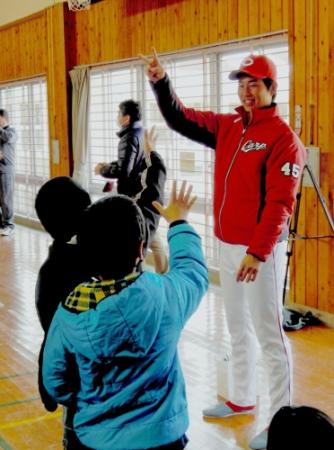 　生徒と交流する桑原