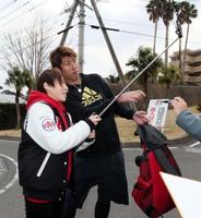 右肩痛の中田、休日返上で汗