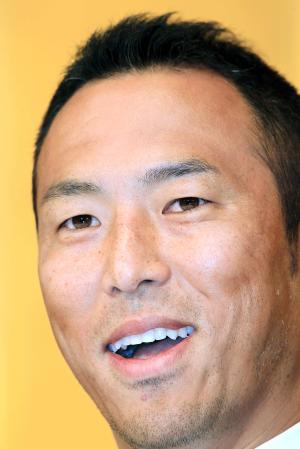 入団会見で笑顔を見せる黒田（撮影・金田祐二）