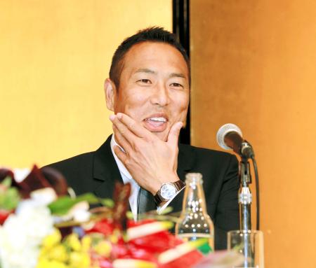 　会見での質問に笑顔で答える黒田