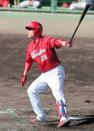 ４回、広島・新井貴浩は左越え二塁打を放つ＝日南（撮影・出月俊成）