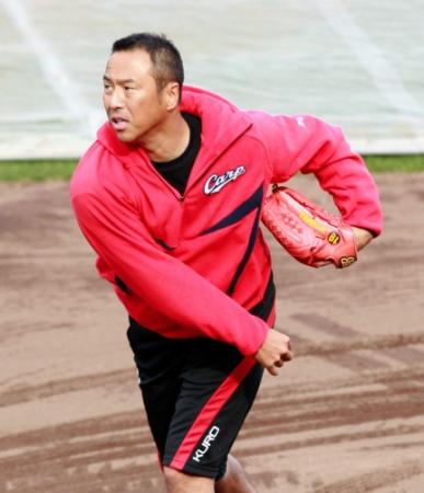 キャッチボールする広島・黒田博樹。胸には「Ｃａｒｐ」の文字