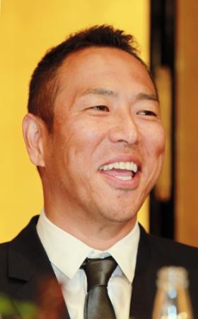 入団会見で笑顔を見せる広島・黒田博樹＝広島市内のホテル（撮影・北村雅宏）