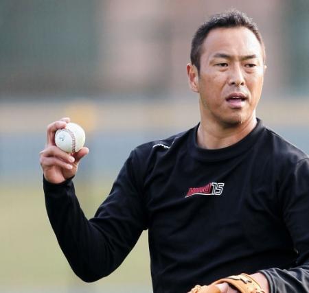 　キャッチボールでＮＰＢの公式球を使用する広島・黒田