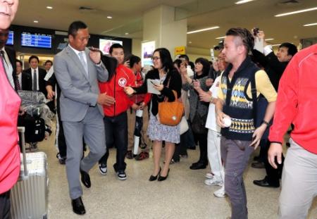 　沖縄入りする広島・黒田＝那覇空港