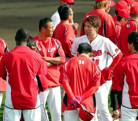 　黒田と話す前田（右）＝撮影・飯室逸平