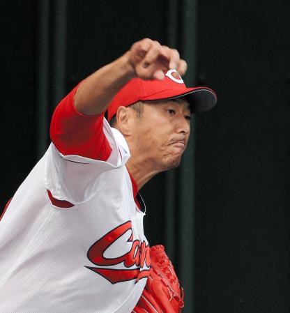 　ブルペン入りし力投する黒田