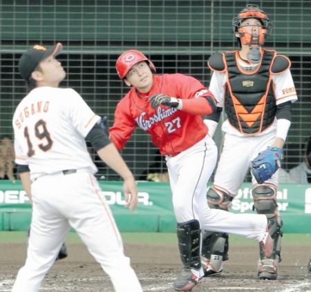 ３回広島１死、広島・会沢　翼が左越えにソロ本塁打を放つ。投手巨人・菅野智之＝沖縄セルラースタジアム那覇（撮影・保田叔久）