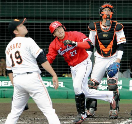 　３回、会沢が左越えソロを放つ。投手・菅野（撮影・保田叔久）