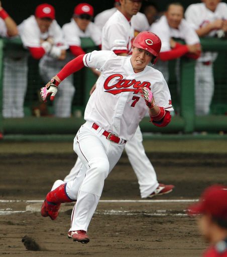 　６回、堂林は右中間を破る適時打で一気に三塁へ激走