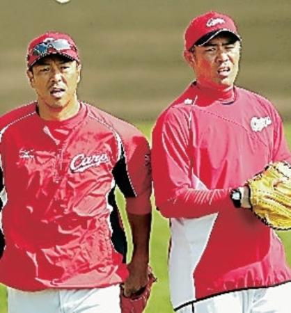 菊地原コーチ（右）と話す黒田