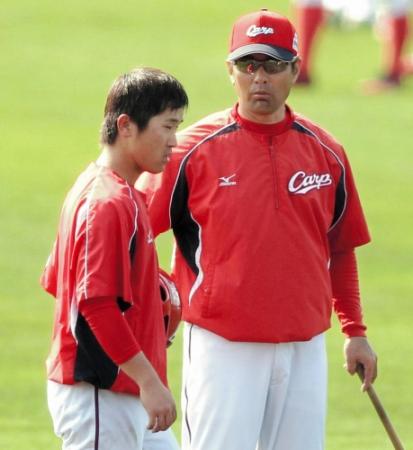 走塁練習中に広島・上本（左）にカミナリを落とす広島・緒方孝市監督＝コザしんきんスタジアム（撮影・保田叔久）