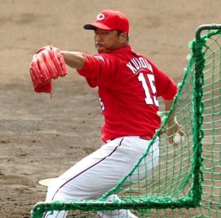 フリー打撃で打撃投手を務めた広島・黒田博樹＝コザしんきんスタジアム（撮影・保田叔久）