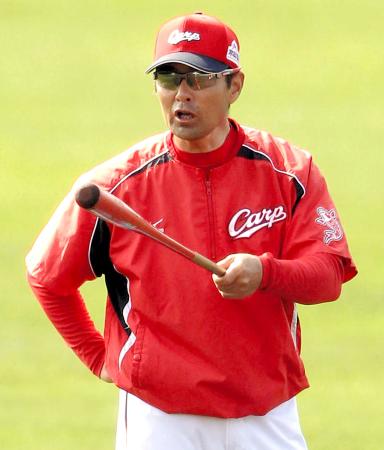 走塁練習中に上本を怒鳴りつける緒方監督