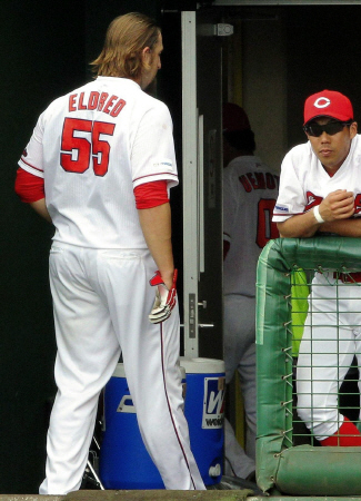 ３回広島、二飛に倒れベンチに戻るエルドレッド＝沖縄