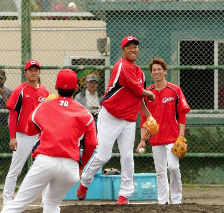 　前田（右）らとけん制の練習をする黒田（撮影・飯室逸平）
