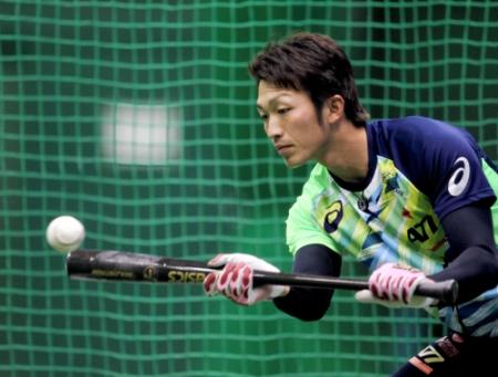 バント練習に取り組む鈴木誠（撮影・北村雅宏）