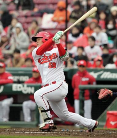 ３回、左越えに逆転２ランを放つ美間