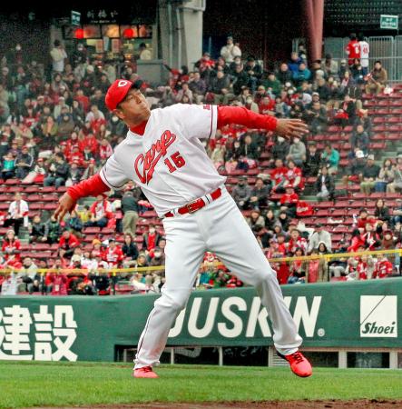 　スタンドのファンにサインボールを投げ入れる黒田