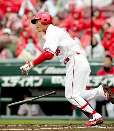 　７回、内野安打を放つ新井