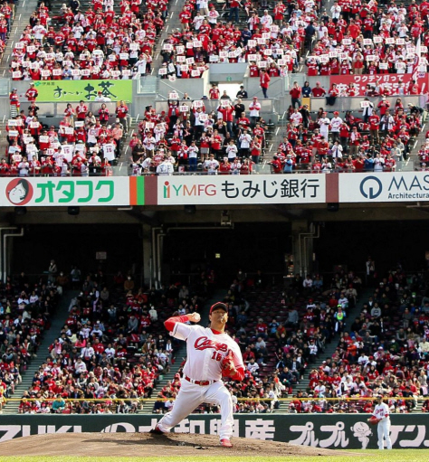 　「１５」のボードを掲げるライトスタンドの声援を背に力投する黒田（撮影・出月俊成）