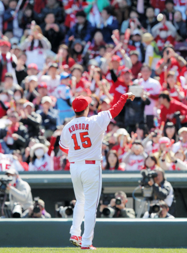 　総立ちで迎えるスタンドにボールを投げ入れる