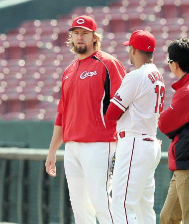 　４日の練習中に１度はグラウンドに姿を見せたエルドレッド（左）だったが…