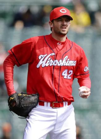 　１回、押し出し四球で先制を許し、厳しい表情の広島・ジョンソン＝甲子園