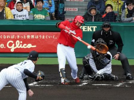 １回広島２死一、三塁、中前適時打を放つ松山竜平（投手阪神の岩崎優）＝甲子園（撮影・持木克友）