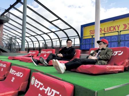 番組収録のためマツダスタジアムを訪問したシソンヌの長谷川忍（左）とじろう（よしもとクリエイティブ・エージェンシー提供）