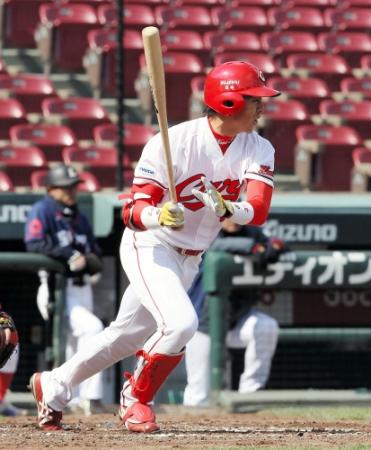 ３回、中前打を放つ広島・野間峻祥＝マツダスタジアム（撮影・北村雅宏）