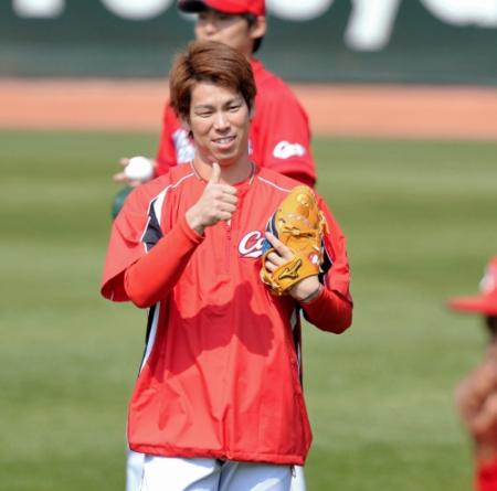 笑顔でサムアップポーズを見せる広島・前田健太＝マツダスタジアム