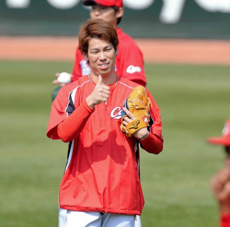 　笑顔でサムアップポーズを見せる前田（撮影・出月俊成）