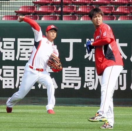 ２度目の登板へ向け、キャッチボールで調整する黒田。（右は野村）