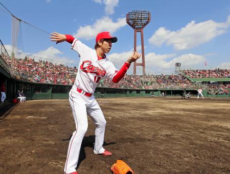 　スタンドを埋めた福山のファンに囲まれてマエケン体操をする前田（撮影・出月俊成）