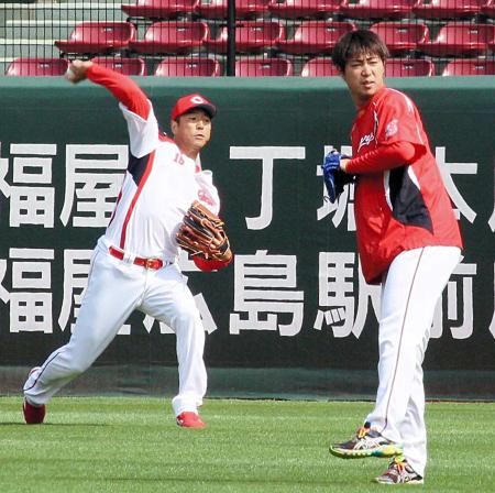　２度目の実戦登板へ向け、キャッチボールで調整する黒田（右は野村）