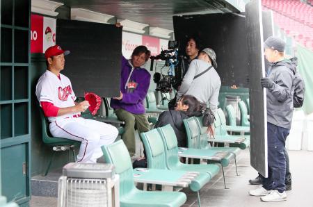 　「スカパー！」のＣＭ撮影を行った黒田（撮影・出月俊成）