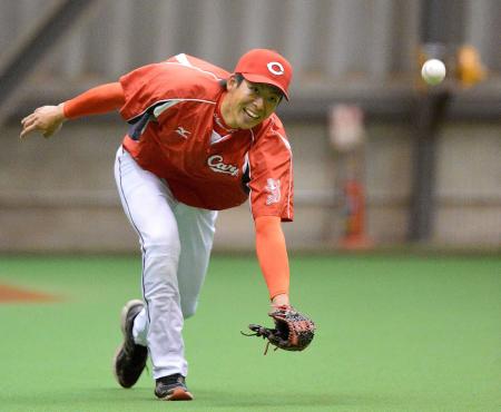 　開幕へ向け懸命にボールを追う野間（撮影・村中拓久）