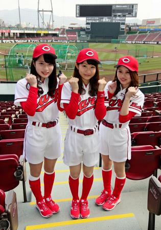 　カープホームランガールに決まった（左から）安藤美優さん、大谷有紀さん、佐々木麻悠さん＝マツダスタジアム