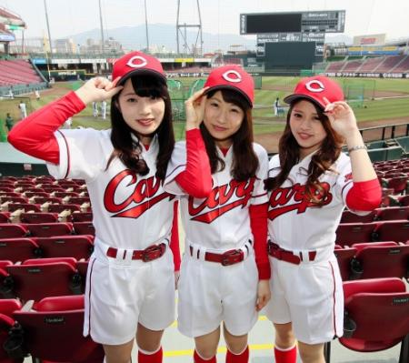 カープホームランガールに決まった（左から）安藤美優さん、大谷有紀さん、佐々木麻悠さん
