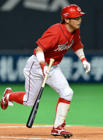 ７回広島、右前打を放つ梵英心＝札幌ドーム