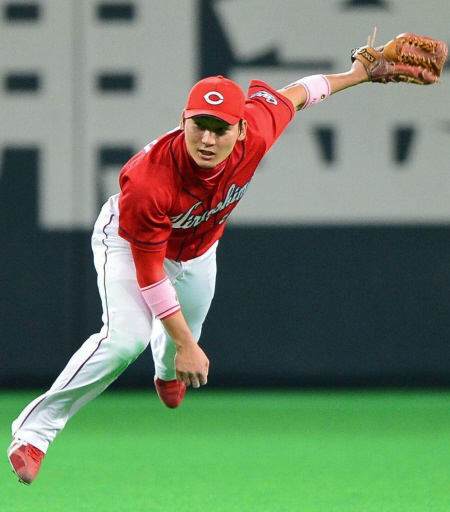 ９回日本ハム、好返球でサヨナラ負けを阻止した広島・丸佳浩＝札幌ドーム（撮影・村中拓久）