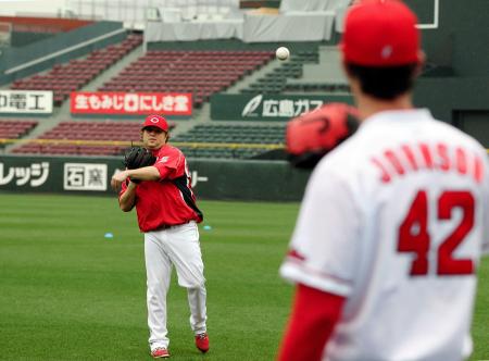 　ジョンソン（右）とキャッチボールするザガースキー（撮影・北村雅宏）