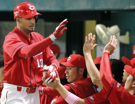 ２回、ソロを放ちナインとハイタッチする広島・グスマン＝ヤフオクドーム（撮影・飯室逸平）