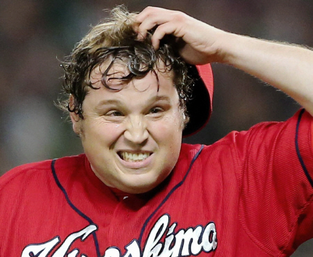 ７回、追加点を許し、頭をかきむしって悔しがるザガースキー＝ヤフオクドーム