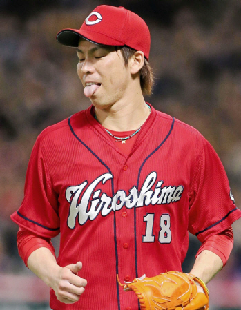 ５回、ソフトバンク打線につかまりたまらずベロを出す前田＝ヤフオクドーム