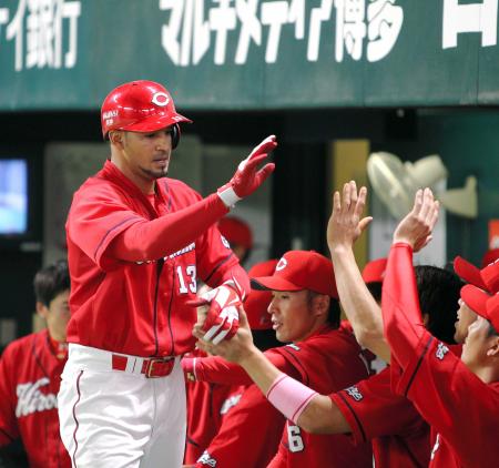 　２回、ソロを放ちナインとハイタッチするグスマン（撮影・飯室逸平）