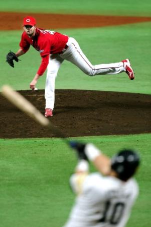 １回、オリックス・李大浩を投ゴロに斬る広島・ジョンソン＝ヤフオクドーム（撮影・飯室逸平）